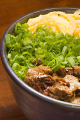 sobá de carne com cebolinha e ovos