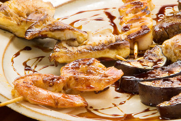 espeto de camarões como molho tarê