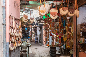 Fototapeta na wymiar Souk mit Taschen und Schuhen in Marrakesch, Marokko