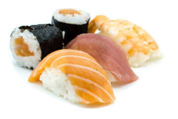 Sushi isoliert auf weißen Hintergrund