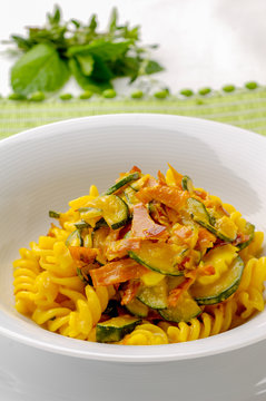 Fusilli con speck e zucchine