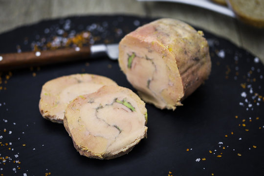 foie gras tranché sur une ardoise
