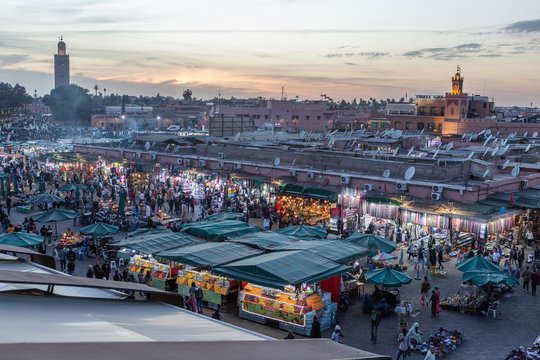Sonnenuntergang am Djemaa el Fna, Marrakesch, Marokko