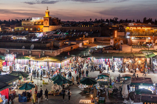 Sonnenuntergang am Djemaa el Fna, Marrakesch, Marokko