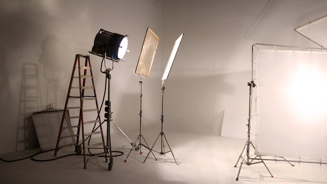 Big studio LED continue lighting for photo and video shooting production on tripod which very strong and powerful by more than 1000 watt and light setup include softbox or transperant paper for softer