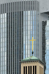 matthäuskirche vor hochhäusern
