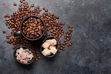 Obraz na płótnie Canvas Coffee cup, sugar and roasted beans