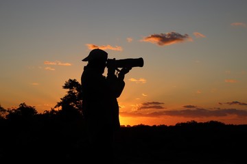 fotografo trabajando al amanecer capturando fotos de paisaje y naturaleza con su telefoto 500 mm