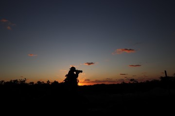fotografo trabajando al amanecer capturando fotos de paisaje y naturaleza con su telefoto