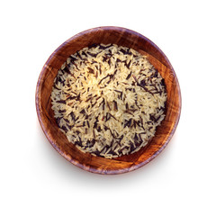 eine Holzschale mit Wildem Reis isoliert auf weiß