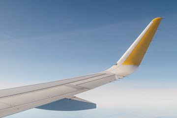 ala de un avión airbus a320 sobrevolando montañas españolas, de fondo el cielo con nubes en un...