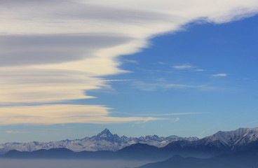Fototapeta na wymiar clouds on a mountain range