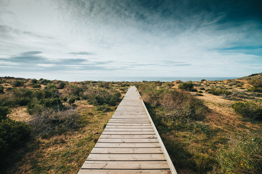 caminando por el paseo de madera hacia la playa