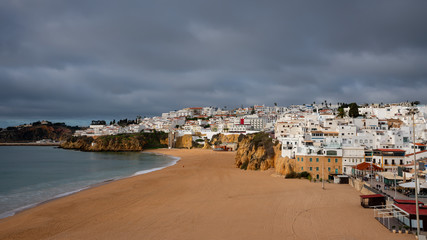 Fototapeta na wymiar beautifull sandy beach and waves of the Atlantic Ocean. Albufeira, Algarve, Portugal. 