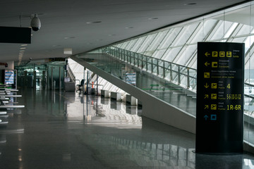 rampa de un aeropuerto en la terminal de llegada