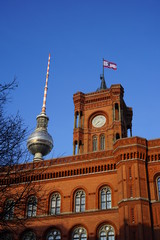 Rathaus und Fernsehturm am Alexanderplatz (Berlin)