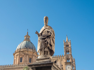 Fototapeta na wymiar Palermo and its imposing cathedral