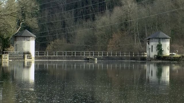 Ein aufgestauter Flu&szlig; (Kamerazoomfahrt, Atmo)