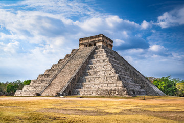 Fototapeta na wymiar Chichen Itza, El Castillo - Yucatan, Mexico.