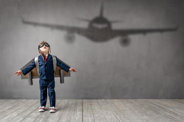 Child dreams of becoming a pilot - obrazy, fototapety, plakaty