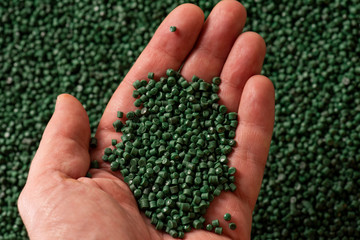 Granelli di plastica riciclata verdi