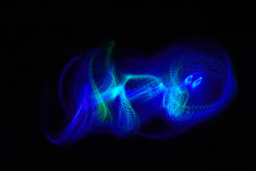 Lichtleiter erzeugen in der Dunkelheit bunte Lichtspuren in der Luft.