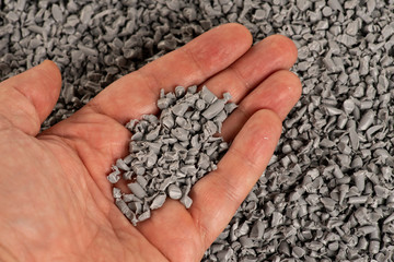 Granelli di plastica riciclata grigia