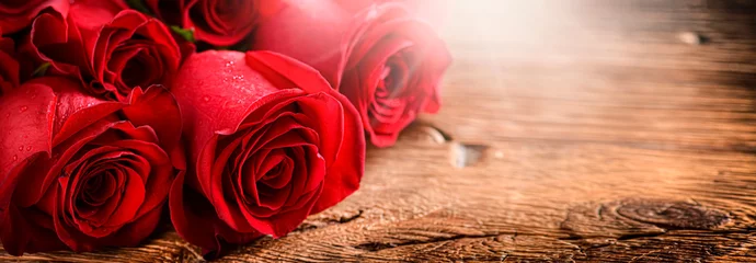 Fototapeten Rote Rosen auf altem Holzbrett der Weinlese. Valentinstag-Web-Breite-Rose-Banner © Milan