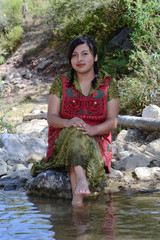 mujer morena con ropa tradicional de su pueblo