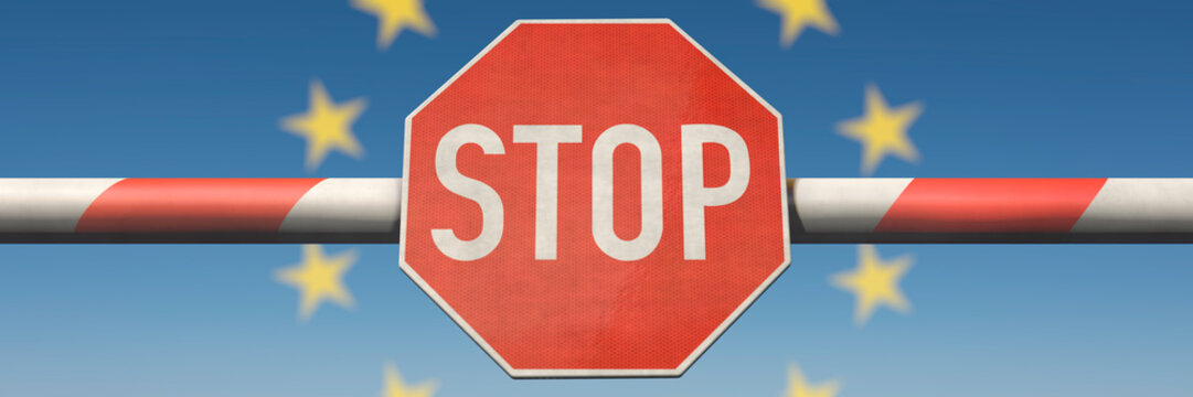 Schlagbaum mit Stop-Schild mit Europa-Sternen im Hintergrund