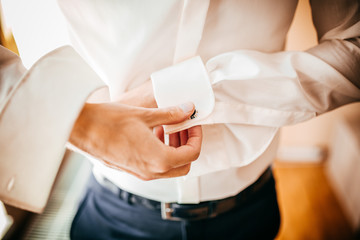 Hemd Manschetten Knöpfe zumachen Getting Ready Bräutigam Business Man