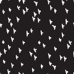 Naklejka premium Birds Silhouettes Vector Seamless Pattern. Flying Pigeons background