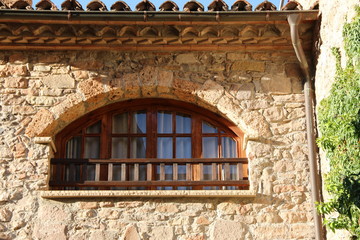 ventanas de viejas casas de piedra