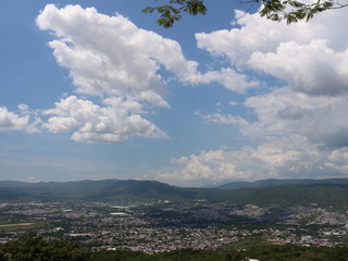ciudad entre cerro y cielo 