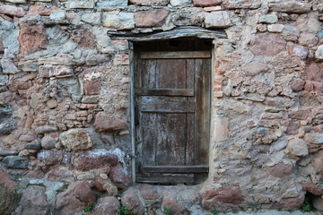 viejas puertas de casas de piedra