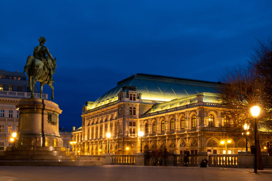 Die Oper / Staatsoper in Wien bei Nacht  / &Ouml;sterreich