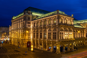 Fototapeta na wymiar Die Oper / Staatsoper in Wien bei Nacht / Österreich