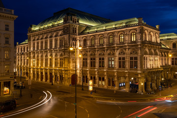 Die Oper / Staatsoper in Wien bei Nacht  / &Ouml;sterreich
