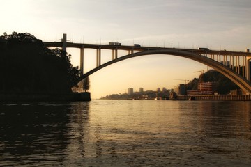 Obraz premium Iron bridge called Luis I over the waters of the Douro river