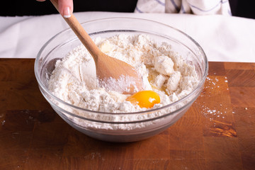 Mujer amasando masa para galletas de chocolate en tabla de madera con rodillo masa en bola