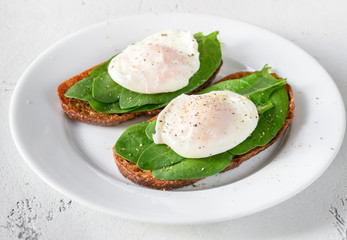 Sandwiches with spinach and poached egg
