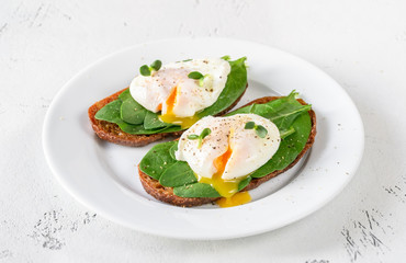 Sandwiches with spinach and poached egg