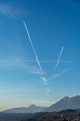 Geoengineering Flugzeug erzeugt Wolkenstreifen