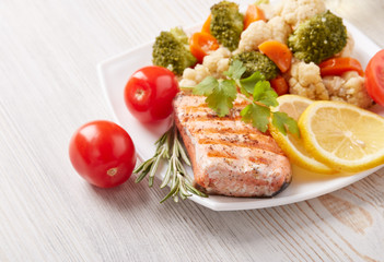 Grilled salmon with vegetables