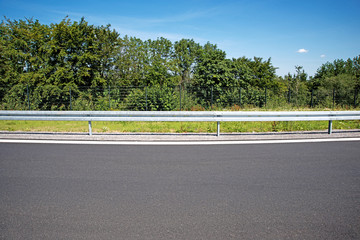 Autobahn-Leitplanke als Hintergrund