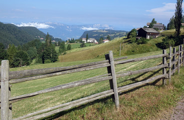 Fototapeta na wymiar Zaun bei Deutschnofen in Südtirol