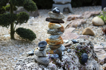 Kieselsteinturm im Steingarten