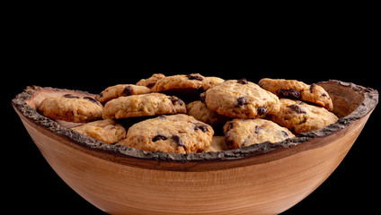 Cookies in rustikaler Holzschüssel