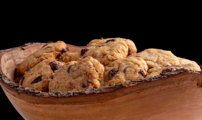 Cookies in rustikaler Holzschüssel