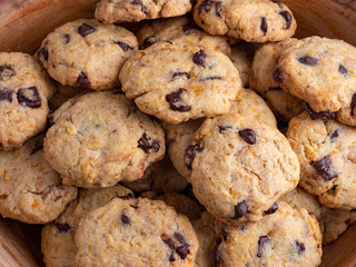 Cookies in rustikaler Holzschüssel